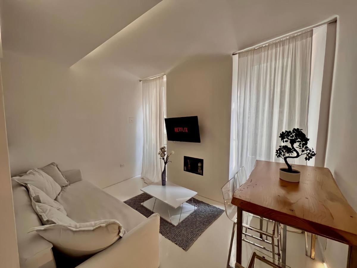 {luxury & Netflix} Piazza Vittoria